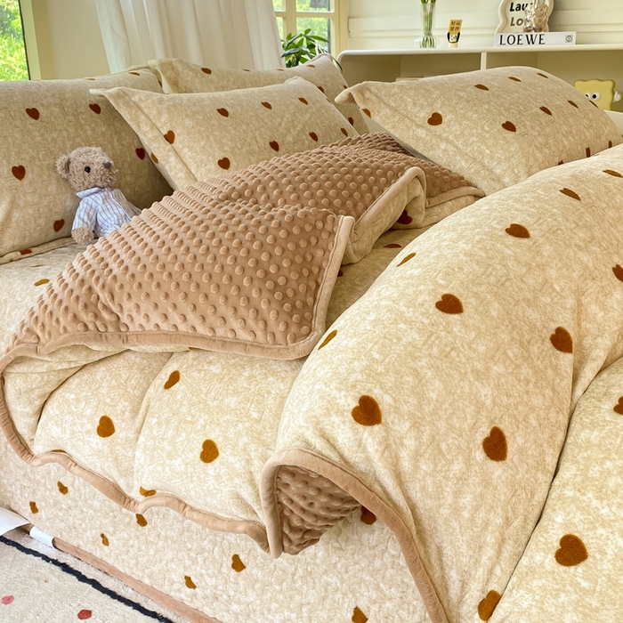 91家纺网 家纺一手货源 找家纺 赫梵茜 2024新款高克重安抚豆豆被套牛奶绒夹棉床盖四件套 黄色爱心