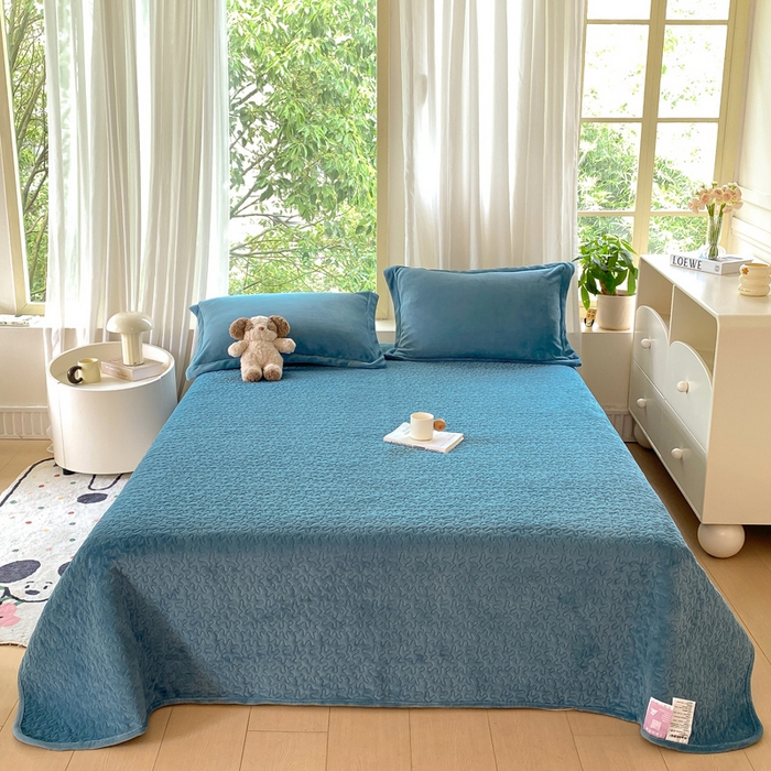 91家纺网 家纺一手货源 找家纺 赫梵茜 2024新款高克重牛奶绒夹棉单床盖 新款蔚蓝