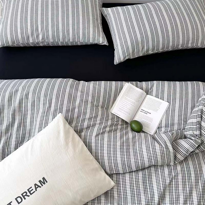 91家纺网 家纺一手货源 找家纺 艾沁家纺 2024新款40S全棉色织水洗提花条纹四件套 花漾-黑（配一对提花枕）