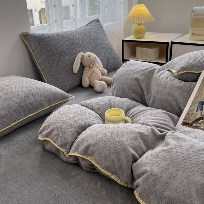 91家纺网 家纺一手货源 找家纺 晚依家纺 2024新款230g纯色立体雕花牛奶绒四件套贝壳边加厚保暖定制定做 语格-石英灰