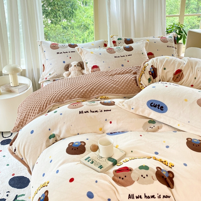 91家纺网 家纺一手货源 找家纺 赫梵茜 2024新款高克重安抚豆豆被套牛奶绒夹棉床盖四件套 复古小熊