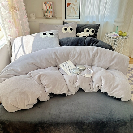 91家纺网 家纺一手货源 找家纺 桃子家居 2024新款A类ins加厚毛巾绣大眼萌混搭撞色牛奶绒系列四件套 绒毛巾绣-大眼萌深灰椰椰