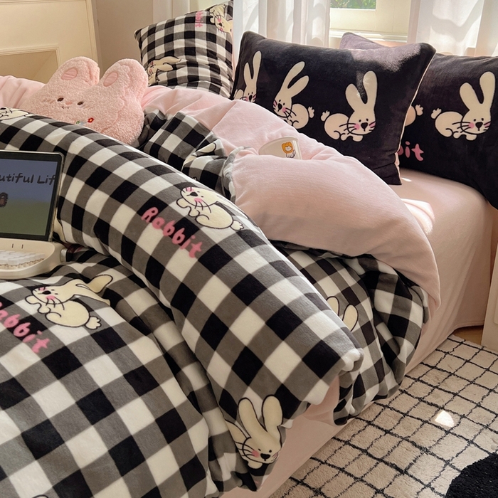 91家纺网 家纺一手货源 找家纺 桃喜 2024新秋冬新品卡通混搭牛奶绒系列四件套 黑白格小兔