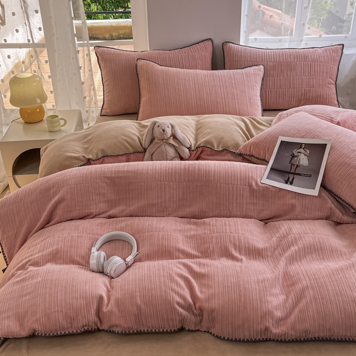 91家纺网 家纺一手货源 找家纺 晚依家纺 2024新款230g纯色立体雕花牛奶绒四件套贝壳边加厚保暖定制定做 香榭格调-糖果粉