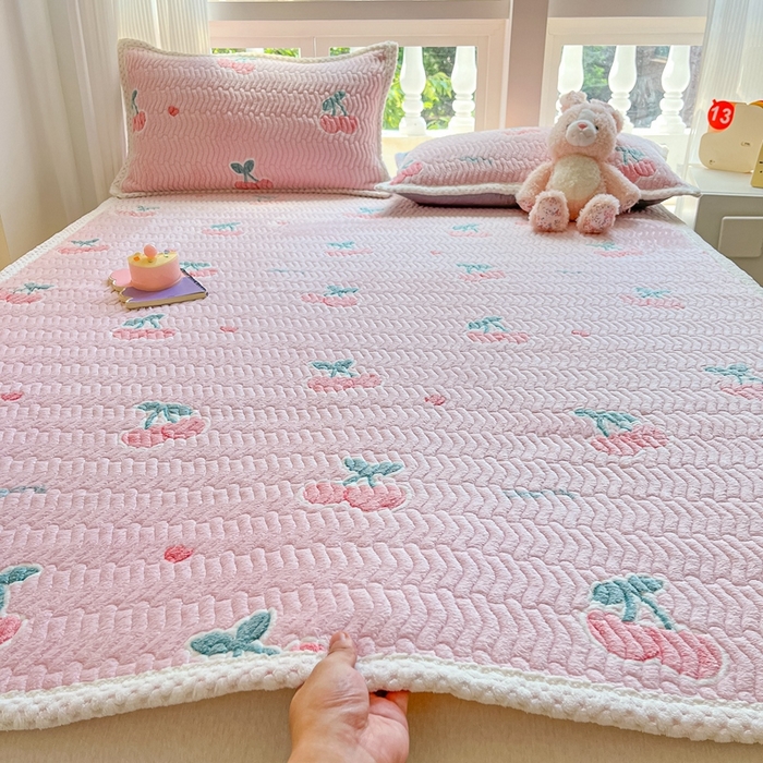 91家纺网 家纺一手货源 找家纺 川悦生活 2024新款A类印花雪花绒床垫加厚绒保暖床护垫 床垫桃心爱语