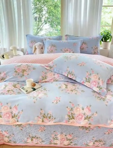 91家纺网 家纺一手货源 找家纺 赫梵茜 2024新款高克重安抚豆豆被套牛奶绒夹棉床盖四件套 风吹半夏