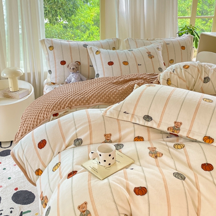 91家纺网 家纺一手货源 找家纺 赫梵茜 2024新款高克重安抚豆豆被套牛奶绒夹棉床盖四件套 南瓜小熊