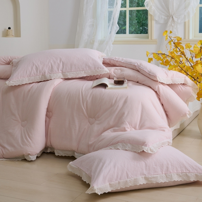 91家纺网 家纺一手货源 找家纺 久典家居 2024新款A类全棉色织水洗棉花边款大豆被 糖果粉