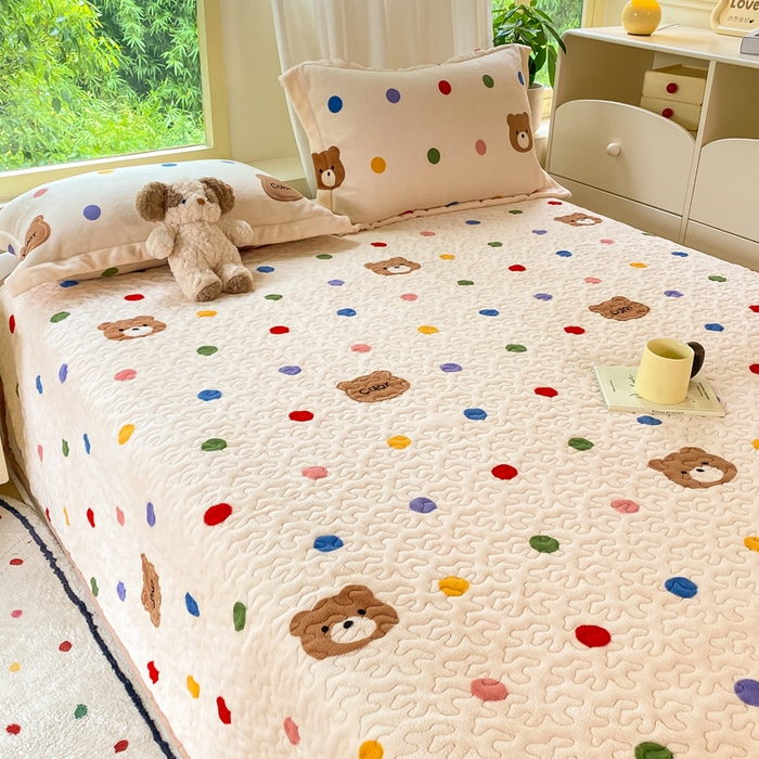 91家纺网 家纺一手货源 找家纺 赫梵茜 2024新款高克重牛奶绒夹棉单床盖 波点小熊