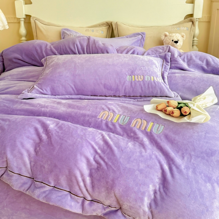 91家纺网 家纺一手货源 找家纺 宜家坊 2024新款高克重9斤婴儿绒轻奢刺绣织带四件套 葡萄紫