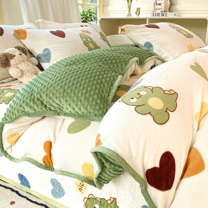 91家纺网 家纺一手货源 找家纺 赫梵茜 2024新款高克重安抚豆豆被套牛奶绒夹棉床盖四件套 爱心恐龙