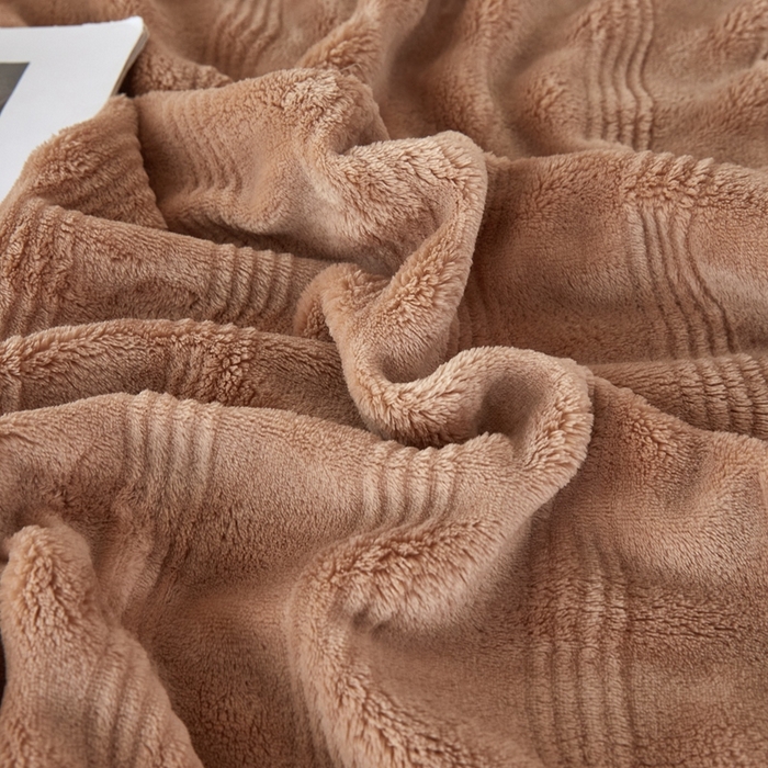 91家纺网 家纺一手货源 找家纺 可思家纺 2024新款纯色仿兔绒泡泡绒毛毯家用四级毯午睡毯 条纹人生奶咖色