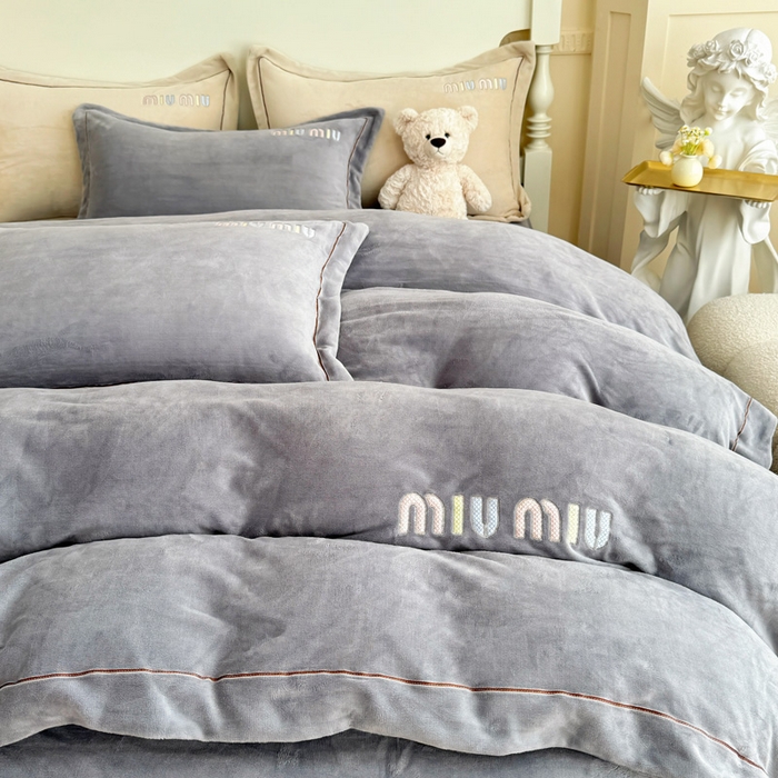 91家纺网 家纺一手货源 找家纺 （总）宜家坊 2024新款高克重9斤婴儿绒轻奢刺绣织带四件套