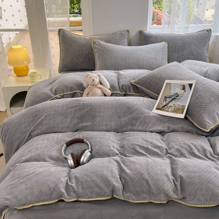 91家纺网 家纺一手货源 找家纺 晚依家纺 2024新款230g纯色立体雕花牛奶绒四件套贝壳边加厚保暖定制定做 语格-石英灰