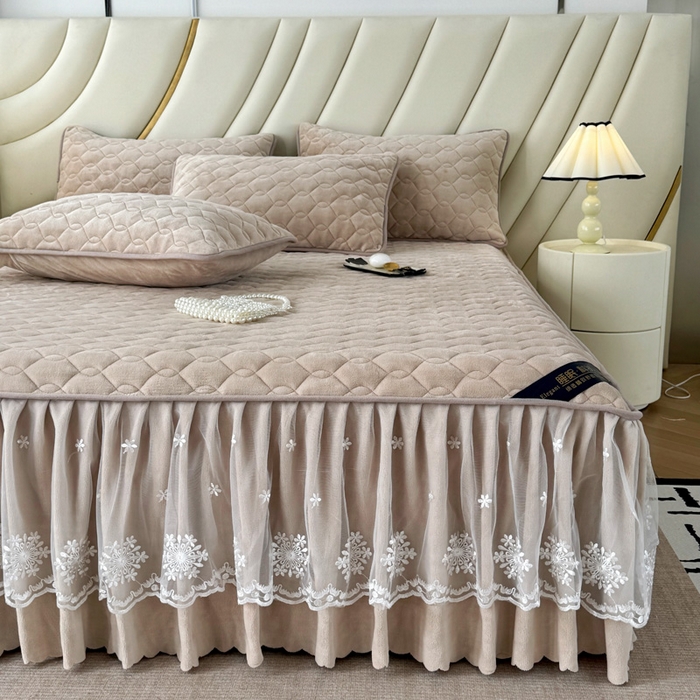 91家纺网 家纺一手货源 找家纺 品乐家纺 2024新款简约牛奶绒夹棉保暖床裙 驼色