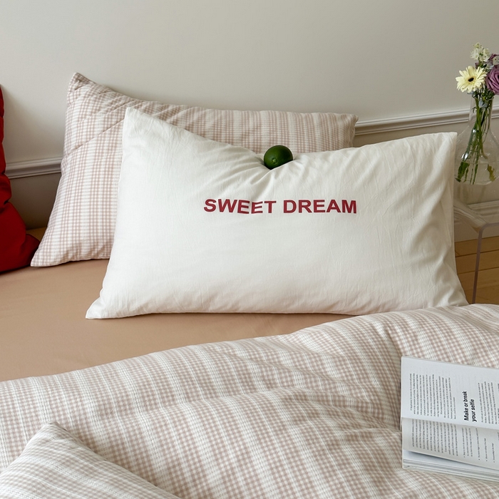 91家纺网 家纺一手货源 找家纺 艾沁家纺 2024新款40S全棉色织水洗提花条纹四件套 花漾-咖（配1只字母枕+1只砖红枕）