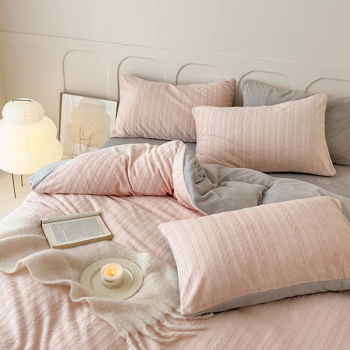 91家纺网 家纺一手货源 找家纺 2024新款雕花绒牛奶绒四件套--麦穗系列 麦穗粉灰