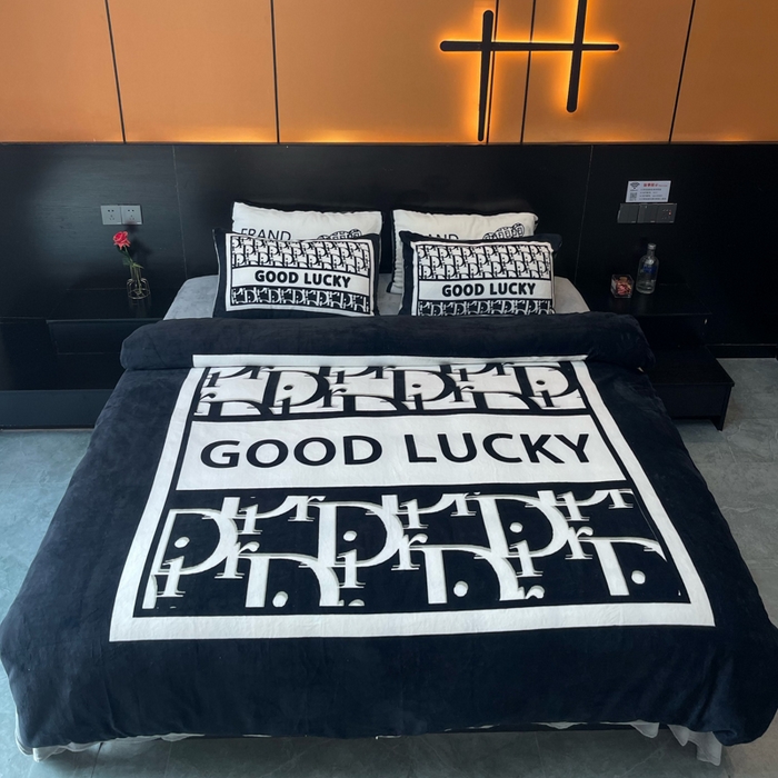 91家纺网 家纺一手货源 找家纺 2024新款大版数码印花四件套高克重双面加厚牛奶绒四件套 黑白迪