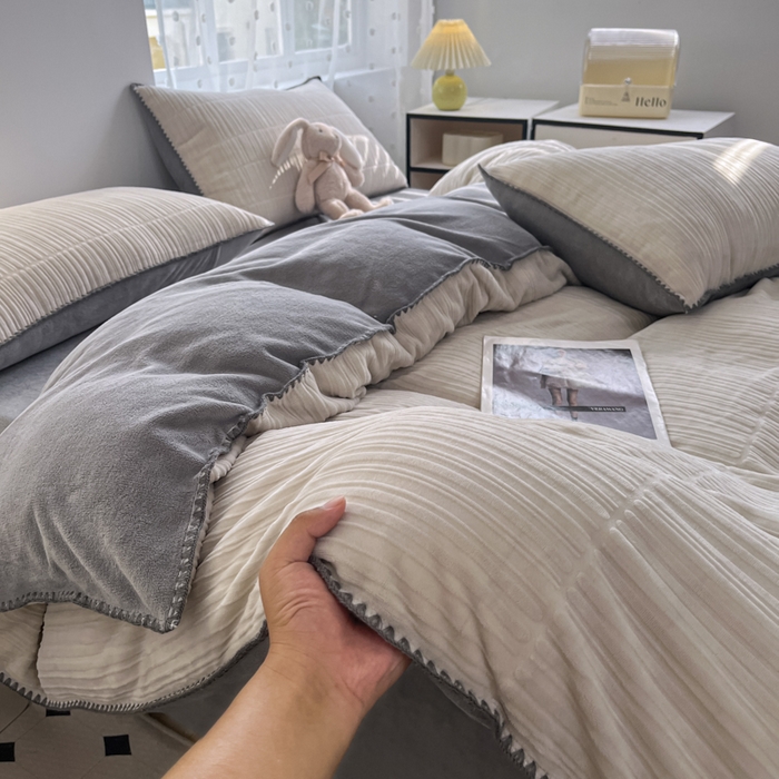 91家纺网 家纺一手货源 找家纺 晚依家纺 2024新款230g纯色立体雕花牛奶绒四件套贝壳边加厚保暖定制定做 香榭格调-珍珠灰