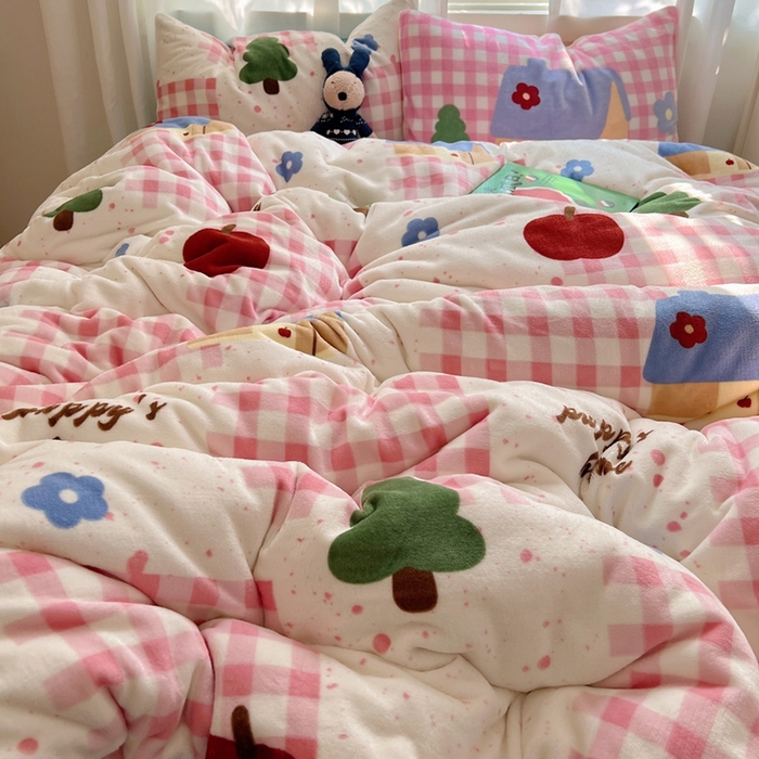 91家纺网 家纺一手货源 找家纺 桃喜 2024新秋冬新品卡通混搭牛奶绒系列四件套 粉格小屋