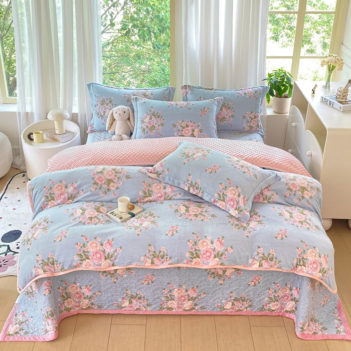 91家纺网 家纺一手货源 找家纺 赫梵茜 2024新款高克重安抚豆豆被套牛奶绒夹棉床盖四件套 风吹半夏