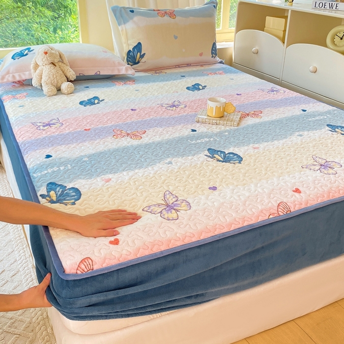 91家纺网 家纺一手货源 找家纺 赫梵茜 2024新款高克重安抚豆豆被套加厚牛奶绒床盖加厚牛奶绒夹棉床笠四件套 蝶恋