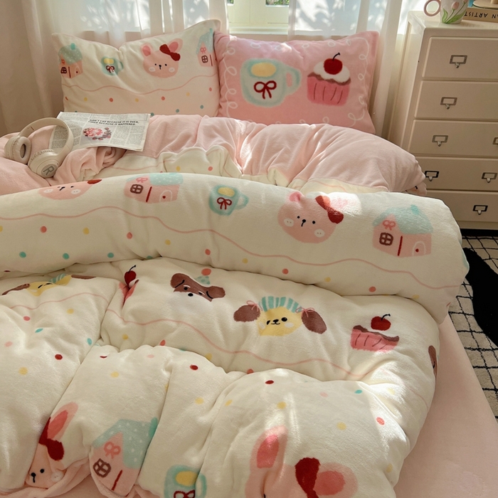 91家纺网 家纺一手货源 找家纺 桃喜 2024新秋冬新品卡通混搭牛奶绒系列四件套 波点动物园（牛奶绒）