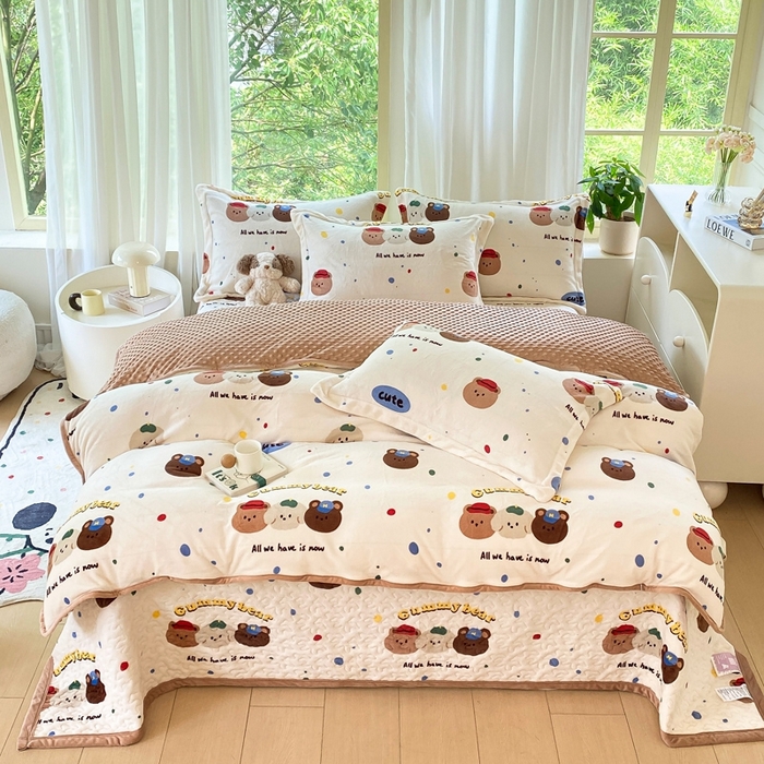 91家纺网 家纺一手货源 找家纺 赫梵茜 2024新款高克重安抚豆豆被套牛奶绒夹棉床盖四件套 复古小熊