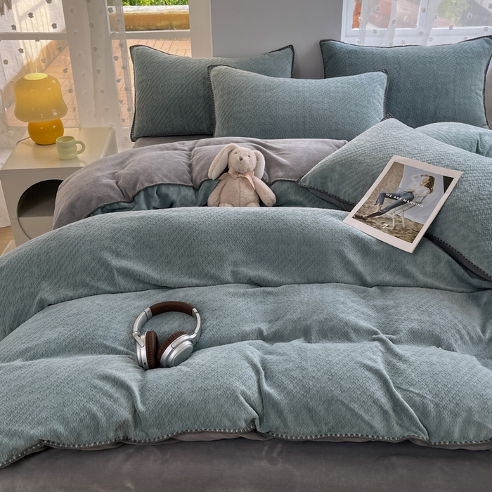 91家纺网 家纺一手货源 找家纺 晚依家纺 2024新款230g纯色立体雕花牛奶绒四件套贝壳边加厚保暖定制定做 语格-蔚蓝