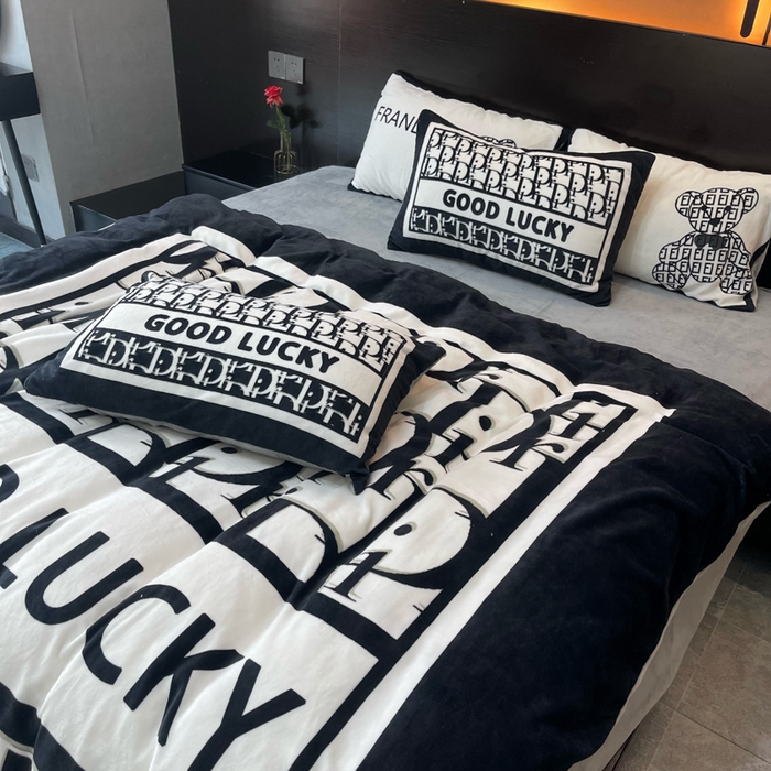 91家纺网 家纺一手货源 找家纺 2024新款大版数码印花四件套高克重双面加厚牛奶绒四件套 黑白迪