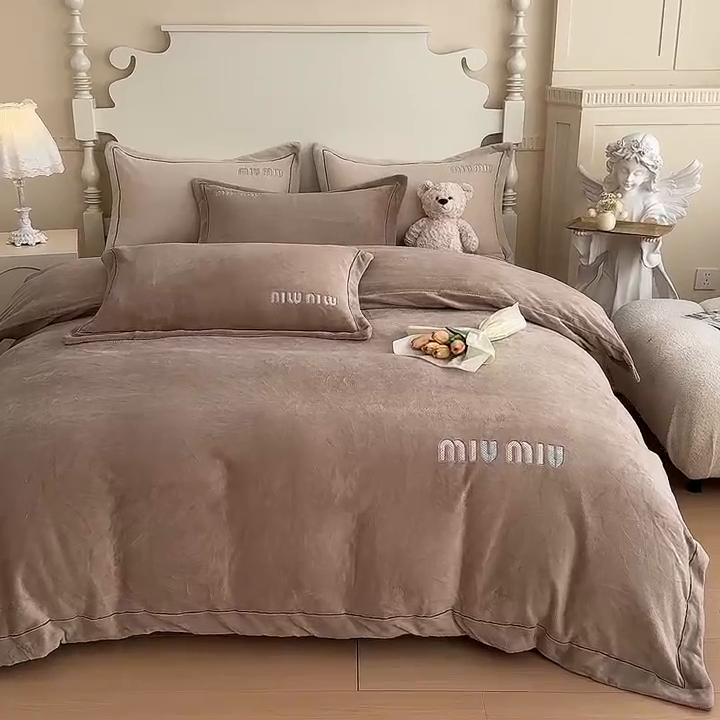 91家纺网 家纺一手货源 找家纺 宜家坊 2024新款高克重9斤婴儿绒轻奢刺绣织带四件套 咖啡色