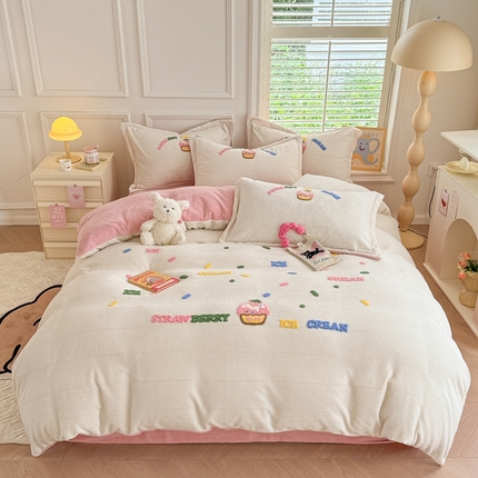 芯贝儿 2024新款简约小清新加厚保暖牛奶绒毛巾绣花宝宝绒雕花绒法莱绒四件套 草莓蛋糕-奶玉