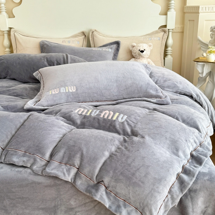 91家纺网 家纺一手货源 找家纺 宜家坊 2024新款高克重9斤婴儿绒轻奢刺绣织带四件套 高级灰