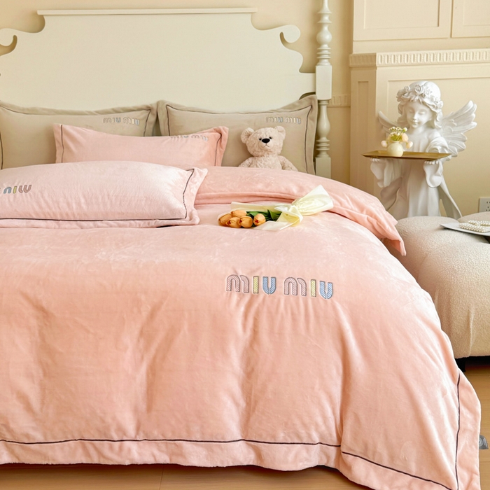 91家纺网 家纺一手货源 找家纺 宜家坊 2024新款高克重9斤婴儿绒轻奢刺绣织带四件套 樱花粉