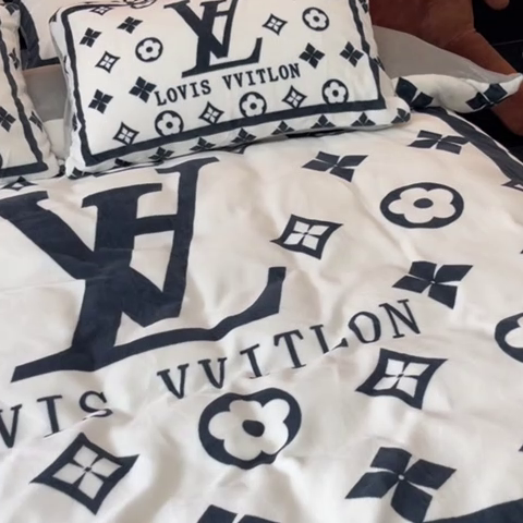 91家纺网 家纺一手货源 找家纺 2024新款大版数码印花四件套高克重双面加厚牛奶绒四件套 黑白v1