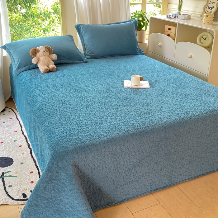 91家纺网 家纺一手货源 找家纺 赫梵茜 2024新款高克重牛奶绒夹棉单床盖 新款蔚蓝