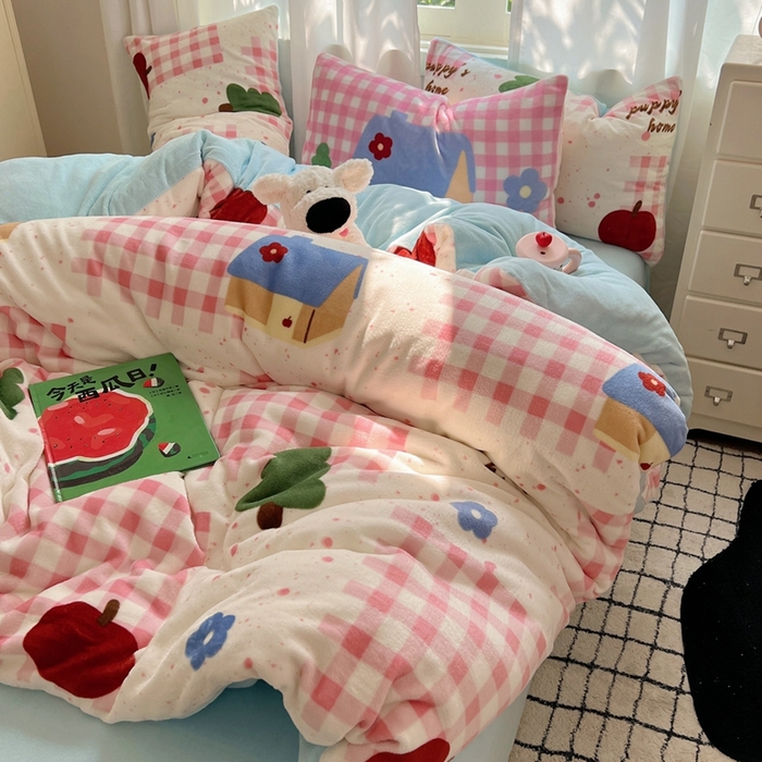 91家纺网 家纺一手货源 找家纺 桃喜 2024新秋冬新品卡通混搭牛奶绒系列四件套 粉格小屋