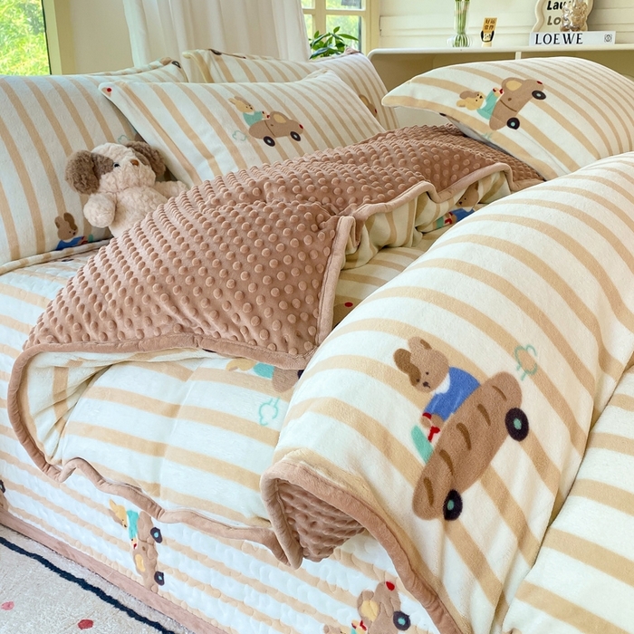 91家纺网 家纺一手货源 找家纺 赫梵茜 2024新款高克重安抚豆豆被套牛奶绒夹棉床盖四件套 萝卜小兔