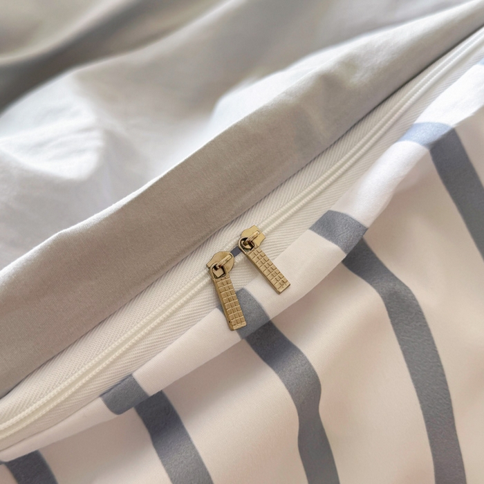 91家纺网 家纺一手货源 找家纺 花沐家居 2024新款亲肤云朵棉四件套加厚印花高克重磨毛四件套直播爆款 条纹灰