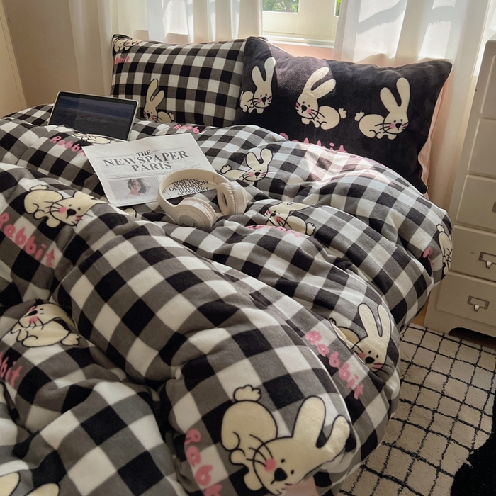 91家纺网 家纺一手货源 找家纺 桃喜 2024新秋冬新品卡通混搭牛奶绒系列四件套 黑白格小兔
