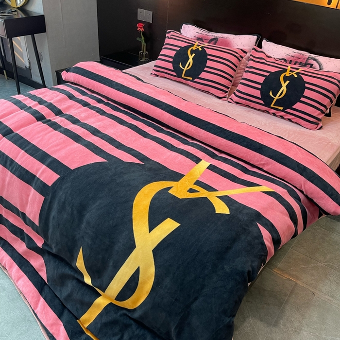 91家纺网 家纺一手货源 找家纺 2024新款大版数码印花四件套高克重双面加厚牛奶绒四件套 条纹女孩