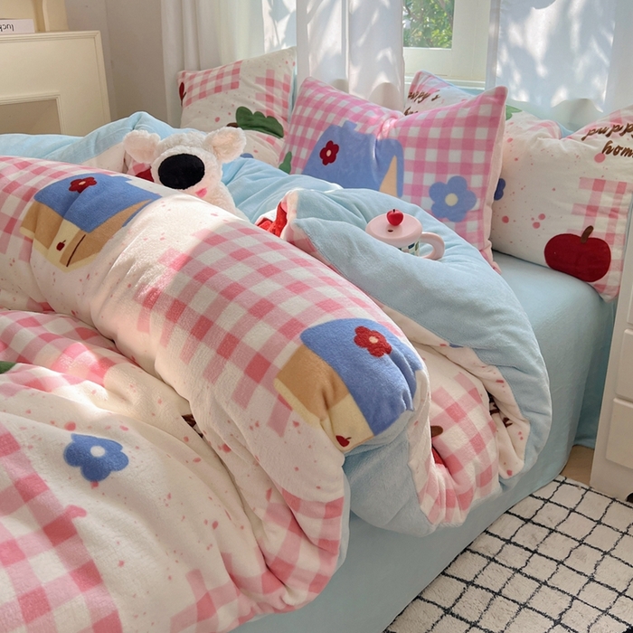 91家纺网 家纺一手货源 找家纺 桃喜 2024新秋冬新品卡通混搭牛奶绒系列四件套 粉格小屋