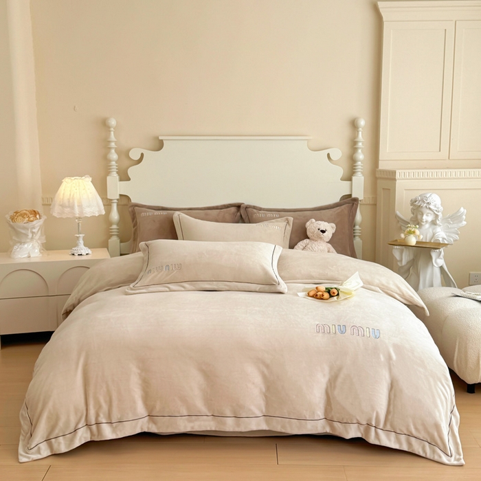 91家纺网 家纺一手货源 找家纺 宜家坊 2024新款高克重9斤婴儿绒轻奢刺绣织带四件套 米驼色