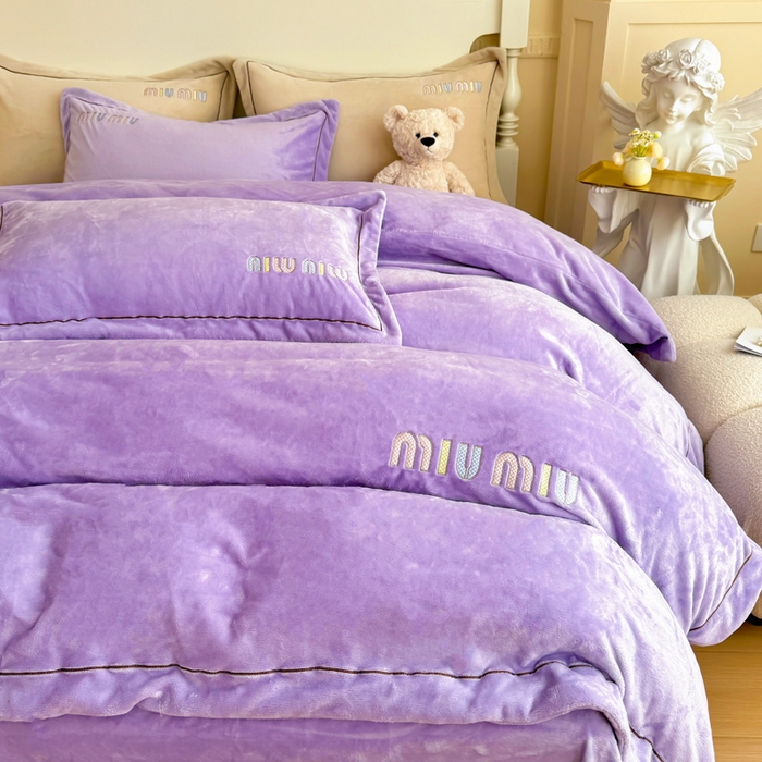 91家纺网 家纺一手货源 找家纺 宜家坊 2024新款高克重9斤婴儿绒轻奢刺绣织带四件套 葡萄紫