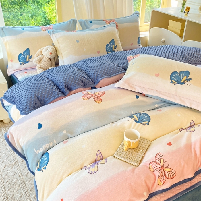 91家纺网 家纺一手货源 找家纺 赫梵茜 2024新款高克重安抚豆豆被套加厚牛奶绒床盖加厚牛奶绒夹棉床笠四件套 蝶恋