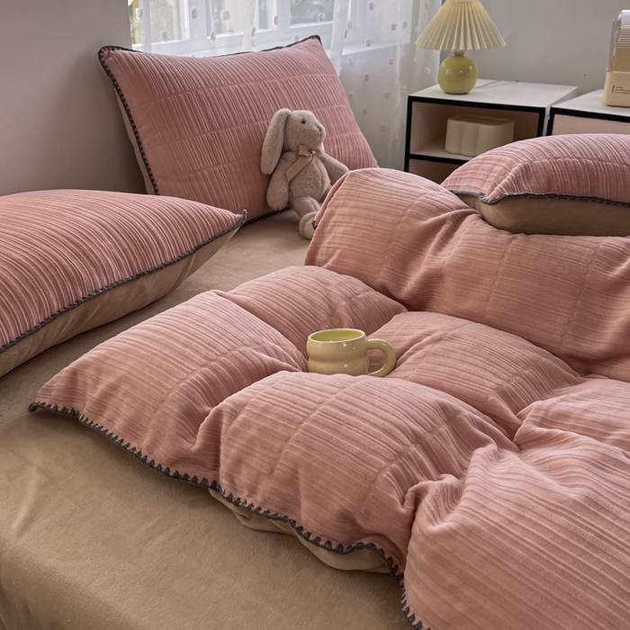 91家纺网 家纺一手货源 找家纺 晚依家纺 2024新款230g纯色立体雕花牛奶绒四件套贝壳边加厚保暖定制定做 香榭格调-糖果粉