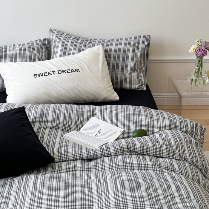 91家纺网 家纺一手货源 找家纺 艾沁家纺 2024新款40S全棉色织水洗提花条纹四件套 花漾-黑（配1只黑枕+1只提花枕）