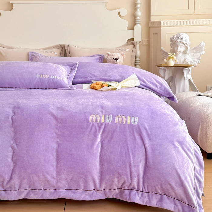 91家纺网 家纺一手货源 找家纺 宜家坊 2024新款高克重9斤婴儿绒轻奢刺绣织带四件套 葡萄紫