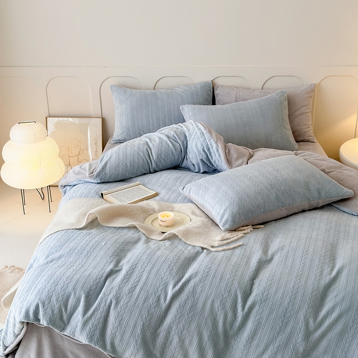 91家纺网 家纺一手货源 找家纺 2024新款雕花绒牛奶绒四件套--麦穗系列 麦穗蓝灰