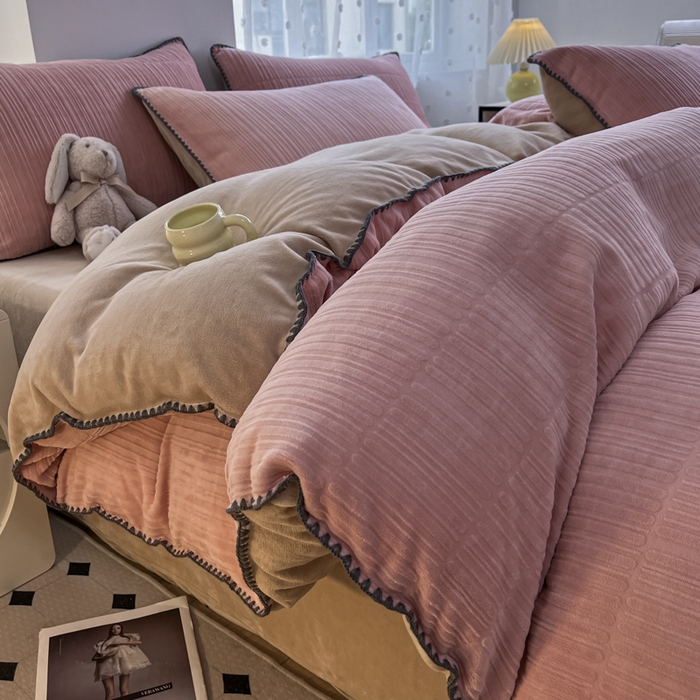 91家纺网 家纺一手货源 找家纺 晚依家纺 2024新款230g纯色立体雕花牛奶绒四件套贝壳边加厚保暖定制定做 香榭格调-糖果粉